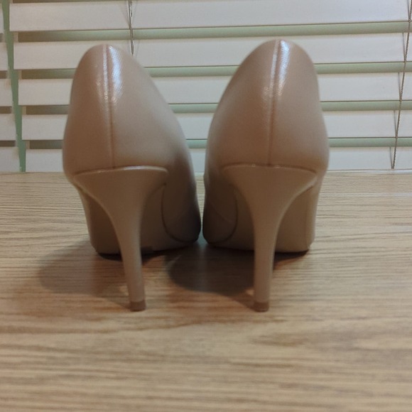 Kelly & Katie Nude Pumps Size 7 - Picture 3 of 6